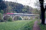 Hier ist ein Personenzug unterwegs ber einen der in dieser Region recht zahlreichen Viadukte. Beachtenswert waren auf dieser Strecke die sehr langen Gterzge mit Holzstmmen.