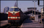 119199 mit dem Eilzug nach Leinefelde am 18.3.1990 im HBF Halle an der Saale.