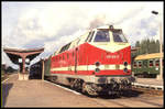 219032 steht am 29.8.1993 um 11.30 Uhr abfahrbereit auf Gleis 2 im Bahnhof Salzwedel.