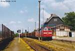 219 151 rangierte am 18.5.98 mit einem Güterzug vor dem Empfangsgebäude von Ebersdorf-Friesau.