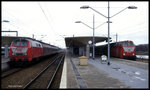 218244 mit RB nach Magdeburg und 219066 mit RB nach Stendal warten am 15.3.1998 um 10.55 Uhr im HBF Wolfsburg auf ihre Weiterfahrt.
