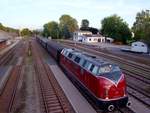 V200 033 durchfährt mit dem SBB-Sonderzug  Nostalgie Rhein Express  den Bahnhof Ried im Innkreis; 100922
