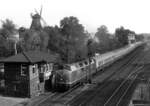 Das klassische Eutin-Motiv der frühen 1980er Jahre mit Stellwerk, Formsignalen, Windmühle und in Richtung Kiel ausfahrender 220 063 (25.9.1981).