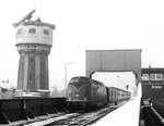 220 085 mit Eilzug nach Bremen im Januar 1980 auf der noch nicht elektrifizierten Klappbrücke über die Hunte in Oldenburg.