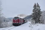 Am Samstag fuhr V200 033 zusammen mit 212 079-8 und einem Sonderzug von Hamm ins winterliche Winterberg. Kurz vor Winterberg musste die V200 nochmal auf der letzten Steigung vor Winterberg kräftig ackern. Der Sound war atemberaubend.

Winterberg 28.01.2023