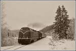 Im Winter 1965 fährt V200 033 mit einem Sonderzug aus dem Ruhrgebiet nach Winterberg. So ähnlich könnte der Text für dieses Bild lauten doch wir schreiben den 28.1.2023. V200 033 muss auf der letzten Steigung vor Winterberg nochmal kräftig ackern ehe sie in wenigen Minuten mit ihrem Sonderzug Winterberg erreicht.

Winterberg 28.01.2023
