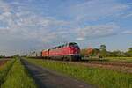 V200/220 033-5 der Museumseisenbahn Hamm mit dem Wirtschaftswunderzug auf dem Weg nach Norderney in Mersch (13.05.2023) 