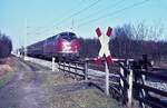Im Februar 1975 fährt 220 059-0 (Bw Hannover, Krauss-Maffei 18568/1959) mit einem D-Zug nördlich von Rheine in Richtung Süden. Nach der Abnahme am 11.03.1959 im Bw Hamm kam sie am 29.09.1968 nach Hannover, ab dem 28.09.1975 war sie in Braunschweig stationiert. Letztes Bw war Oldenburg, dort wurde sie am 29.09.1979 ausgemustert. 