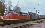 Mit einem Eilzug verlässte 220 078-0 (Bw Braunschweig, Krauss-Maffei 18568/1959)  im April 1976 den Bahnhof Peine.