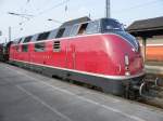 Am 4. April 2009 stand die V200-033 der Hammer Eisenbahnfreunde abfahrbereit vor dem Museumszug nach Neheim-Hsten.