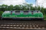 Ein Traum in  Grn : volle Breitseite von 220 053-3  Reuschling  mit hochkonzentriertem Tf. (Gremberg, 19.05.2009)