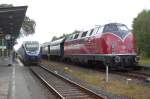 VT 703 als RB nach Holzminden und V 200 033 als Sonderzug von Hamm nach Holzminden trafen sich am 13.09.09 im Bahnhof Ottbergen.