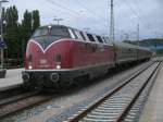 Das ehmalige Paradepferd der Bundesbahn kam,am 27.August 2011,mit der Lbecker V200 007 und dem Sonderzug Rgenexpress Binz-Lbeck in Bergen/Rgen an.