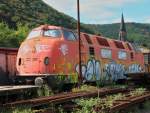 V220 015, diese rostige und mit Graffiti verunstaltete Legende dient nur noch als Ersatzteilspender der Brohltalbahn.