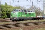 Tglich anzutreffen ist die wunderschne 220 053-3 der Brohltalbahn mit Reuschling Werbung mit ihrem Alu-Brammen-Zug z.B. hier in Oberhausen-West am 20.04.11.