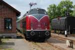 V 200 033 kam mit ihrem Sonderzug aus Vienenburg nach Schnberger Strand und drckt nun den Leerpark aus dem Bahnhof, um auf das Abstellgleis zu fahren, bis es Nachmittags zurck geht, 23.06.2012.