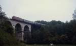 Im Rahmen einer Sonderfahrt über die Vennbahn überquert die V 200 033 im Frühjahr 1994 den Falkenbachviadukt über das Tal der Inde bei Kornelimünster