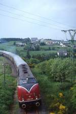 Bei Hallschlag legt die V 200 033 im Frühjahr 1994 auf der Vennquerbahn von Weywertz nach Jünkerath einen Fotohalt ein
