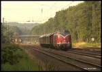 Im frühen Mogenlicht des 4.7.2015 fährt 220033 aus Hamm nach Wilhelmshaven hier um 9.00 Uhr durch den Bahnhof Natrup - Hagen an der Rollbahn.