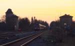 Die untergehende Sonne hüllte das Bahngelände von Rothenburg ob der Tauber in mystisches Licht. Das Team von V 200 007 macht sich eine Stunde vor Abfahrt des Sonderzuges an die Arbeit, viele Vorbereitungen müssen getroffen werden. 19.12.2015 Bahnstrecke 5251 Steinach - Dombühl.