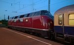 Eine V200 mit einem Sonderzug bei Abenddämmerung im Bahnhof Haltern am See (06.06.2015)
