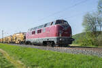 221 124-1 ist mit einem Gleisbauzug in Richtung Gemünden unterwegs,gesehen am 30.04.2024 bei Himmelstadt.