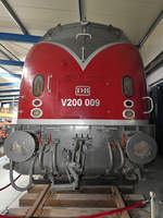 Frontalansicht der Diesellokomotive V200 009 im Oldtimermuseum Prora.