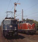 Fast ein DB-Werbeplakat aus den frühen 1970er Jahren. Bremerhaven, Sommer 1979. 110 434 geht vom Zug und 220 010 übernimmt den Eilzug für die restliche Strecke bis Cuxhaven.  
