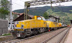 Italienische Vossloh-Lok und eine ex DB V200 am 28.05.2022 mit einem Güterzug in Sterzing am Brenner.