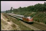 im Einschnitte bei Lathen (Strecke Rheine-Emden) fährt im Sommer 1971 V 200 mit einem Zug aus den sogenannten Popp-Wagen gebildet