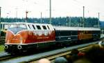 V 200 002 mit Schürzenwagen auf der Fahrzeugparade  Vom Adler bis in die Gegenwart , die im September 1985 an mehreren Wochenenden in Nürnberg-Langwasser zum 150jährigen Jubiläum der Eisenbahn in