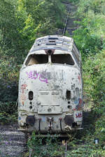 Die Diesellokomotive V200 077, oder was davon übrig ist hat einen neuen Standort in der Nähe des Hattinger Bahnhofes gefunden.