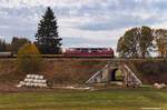 Endlich erschien dann der gewünschte Arbeitszug am 01.11.2016 hinter Poppenreuth. Die V 200 war hier früher vor D-Zügen von/nach Würzburg zu sehen. Heute freut man sich über jedes Treffen mit der guten alten Technik.....