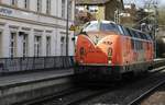DIESELLOK 221 134 DER RTS/AUSTRIA IN KIRCHEN/SIEG  Die orangefarbene 221 134 der privaten österreichischen RAIL-TRANSPORT-SERVICE,auf Solofahrt durch den Bahnhof KIRCHEN/SIEG,hatte ich am