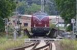 V 270.10 / 221 124-1 D-SGL / Pasewalk / auf dem Weg zur Tankstelle am Lokschuppen Pasewalk - hier Richtungswechsel an der Einfahrt an der Ueckerbrücke - vom Bahnsteig an Gleis 4 aus aufgenommen /