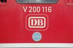 Detailaufnahme der Diesellok V 200 116 (BR 221). Es handelt sich um eine DB Museumslok, die in Oberhausen stationiert ist. Ausweislich der runden Hersteller-Plakette handelt es sich um eine Krauss Maffei Lok aus dem Baujahr 1962 (Auslieferung in 1963). Produktionsnummer ist 19008.