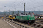 Mit 363 146 und einem Kran am Haken, erreichte 221 147 am Vormittag des 24.11.2021 den Saalfelder Bahnhof.