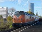 Am 08.11.08 hat die Diesellok 221 135-7 der Bocholter Eisenbahn Gesellschaft ihren Sonderzug, bestehend aus luxemburgischen Wegmann Wagen, von Trier nach Kln Messe/Deutz gebracht.