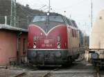 221 122-5 der EfW stand heute wieder in Stolberg. In dieser Parksituation neben dem Gebude linkerhand erkennt man gut, wie hoch diese Lok gebaut ist. Aufgenommen am 15/03/2009.