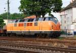 Diese in schickem Bernstein-Orange lackierte 221er mit der Rufnummer 221 135-7 gehrt der Bocholter Eisenbahn und gastierte mit einer klangvollen Durchfahrt am 18.06.2009 in Bielefeld-Brackwede. Leider mute ich mit viel Tele arbeiten, da dieser Zug (warum auch immer) auf den Personezuggleisen aus Richtung Bielefeld kam...