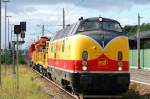 D20 (221 147-2) der Bentheimer Eisenbahn AG mit Bauzug in Rathenow in Richtung Wustermark. 17.09.2010