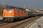 221 135 am 20.11.2010 bei der Sonderfahrt des Historischen Schienenverkehrs Wesel nach Aachen im Bahnhof Wesel