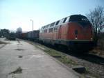 Am 26.3.12 stand die 221 315-7 der Bocholder Eisenbahngesellschaft mit 4 Containerwagen im Sackgleis in Bad Langensalza Ost.