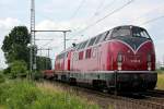 V270.10 (221 124) und 215 086-0 mit Flachwagenzug in Porz Wahn am 04.07.2012