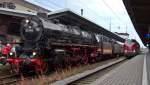 Traum des Eisenbahnfotografen: V 200 116 in Vorbeifahrt am Sonderzug Hamburg - Oberhausen (dem sie als Vorspannlok dienen soll) gezogen von 01 1066 mit Doppeltender in Osnabrck Hbf.