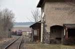 V270.10 (92 80 1221 124-1 D-SGL) mit Schotterzug 92186 beim Schottern am 23.03.2013 in Gebenbach (Strecke Amberg - Schnaittenbach)