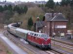 Wegen Bauarbeiten wurde der  Hetzerather  F 79898 Hetzerath-Rheine am 26.03.06 ber die Eifelstrecke umgeleitet. Hier fhrt V200 116 mit dem als E 79894 eingelegten Zug durch den Bahnhof Philippsheim.