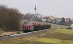 221 124 mit einem leeren Schotterzug zwischen Hirschau und Amberg in Gebenbach am 23.3.13