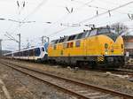 EGP 221 106-8 (NVR: 92 80 1221 106-8 D_EGP) passierte am 25.02.2017 auf<br> Überführungsfahrt mit 3x NS Triebzügen Bielefeld/Brackwede mit <br>
 NS Zug  2224  mit (NVR: NL-NS 94 84 4964024-2) dreiteilig direkt hinter der 221<br> 
 NS Zug  2525  mit (NVR: NL-NS 94 84 4966025-7) vierteilig in der MItte<br> 
 NS Zug  2225  mit (NVR: NL-NS 94 84 4963025-0) dreiteilig am Schluss<p>
Weitere Bilder zum Zug und zum Thema Bahnfotografie gibt es auf meiner Site unter:<br> 
<a href= http://www.ralf-bueker.de/Ralf's Eisenbahnbilder.htm target= _blank >Ralf's Eisenbahnbilder