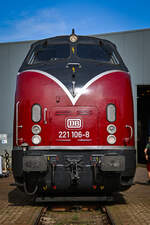 D-AMR 221 106-8 (V 200 106) wurde am 20.09.2025 beim Tag der Schiene beim Nordic Rail Service ausgestellt, hier konnte dieses  Face to Face-Bild  entstehen.